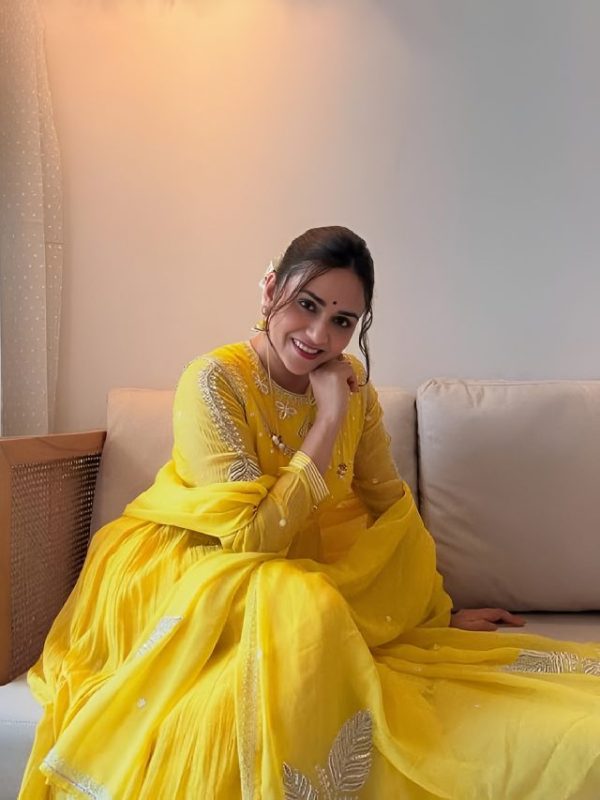 amruta khanvilkar yellow dress look dahi handi