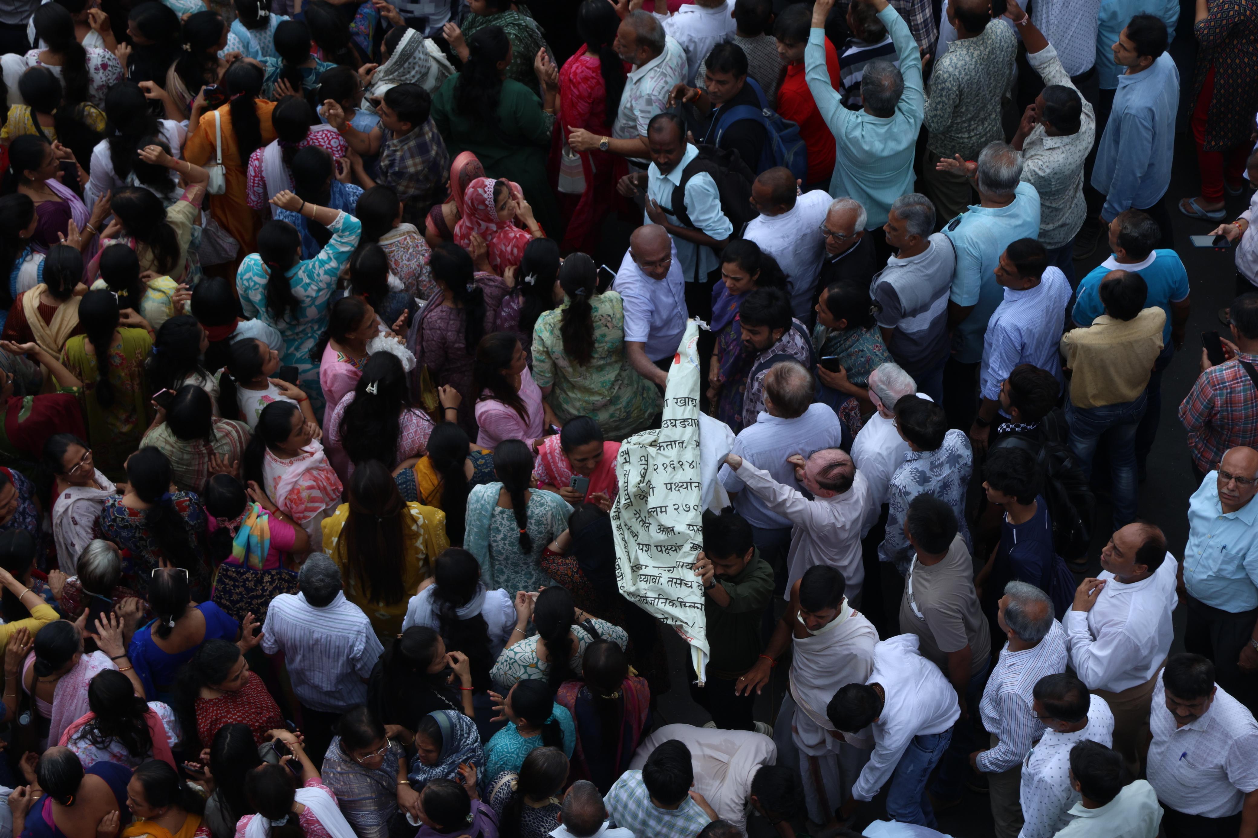 dadar kabutar khana protest photos, marathi news