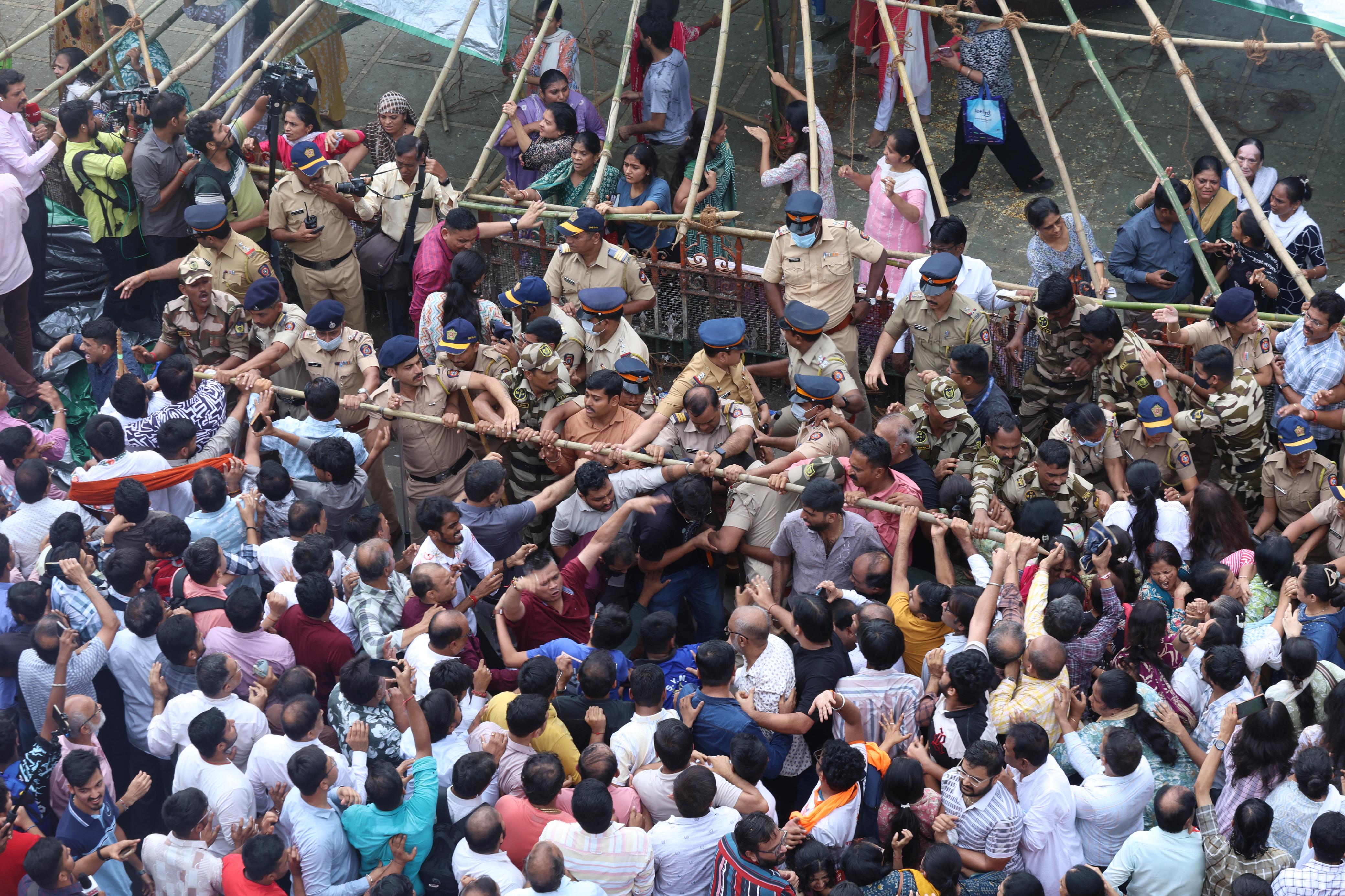 dadar kabutar khana protest photos, marathi news