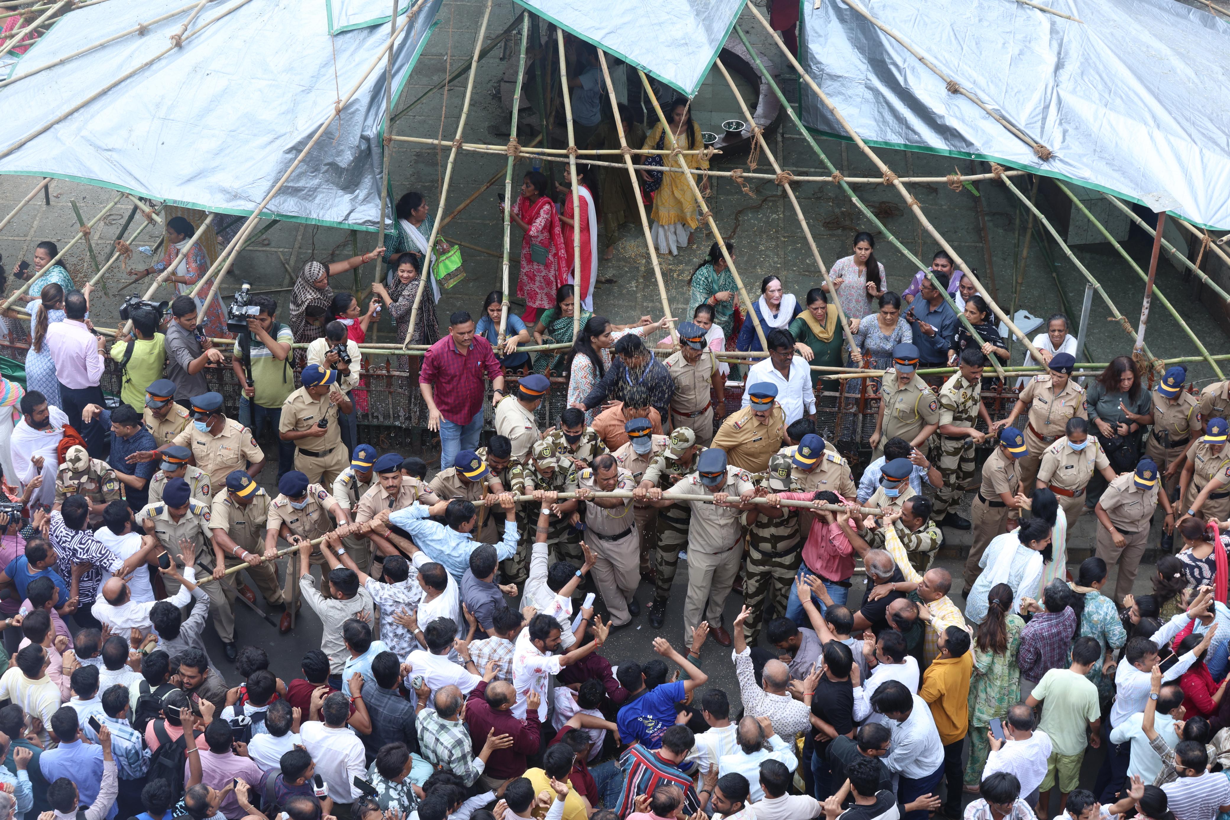 dadar kabutar khana protest photos, marathi news