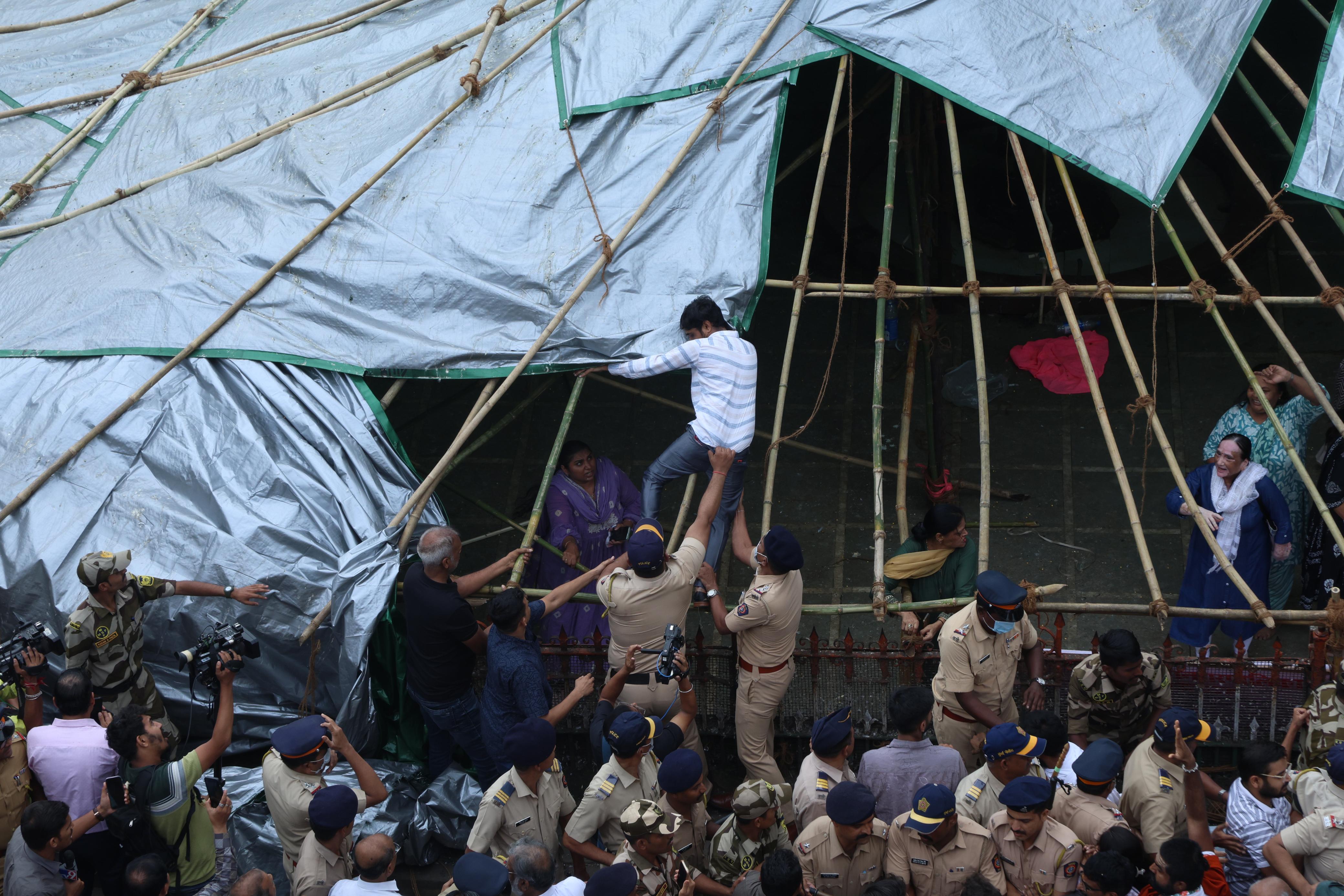 dadar kabutar khana protest photos, marathi news