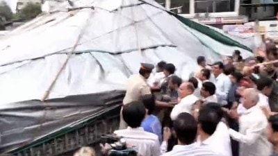 दादरच्या कबुतरखान्याजवळ राडा, जैन समाज आक्रमक; ताडपत्री काढली, आत घुसले आंदोलक!