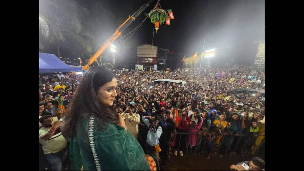 Actress Rinku Rajguru interacted with the audience through Malvani at the Dahi Handi festival in Sawantwadi