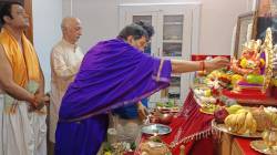 श्री गणेशाची प्रतिष्ठापना करून माजी शिक्षणमंत्री आमदार दीपक केसरकर यांनी केली पूजा