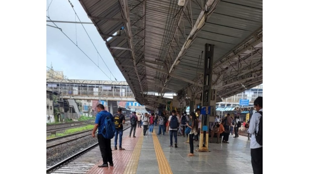 dombivli passengers suffer in absence of platform facilities