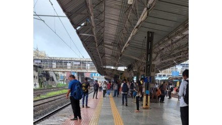 dombivli passengers suffer in absence of platform facilities