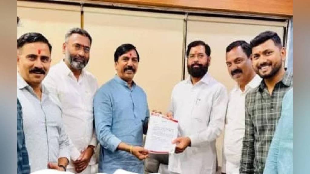 उध्दव ठाकरे गटातून आलेल्यांना एकनाथ शिंदे यांच्याकडून…. (लोकसत्ता टिम)   