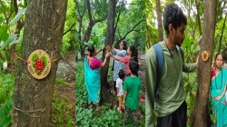 आरे परिसरातील झाडांना राखी बांधून पर्यावरण रक्षणाचा संकल्प