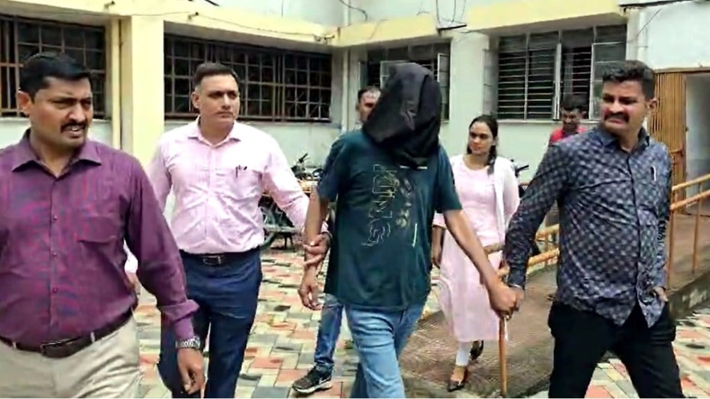 fake aide of eknath shinde arrested in thane fraud case