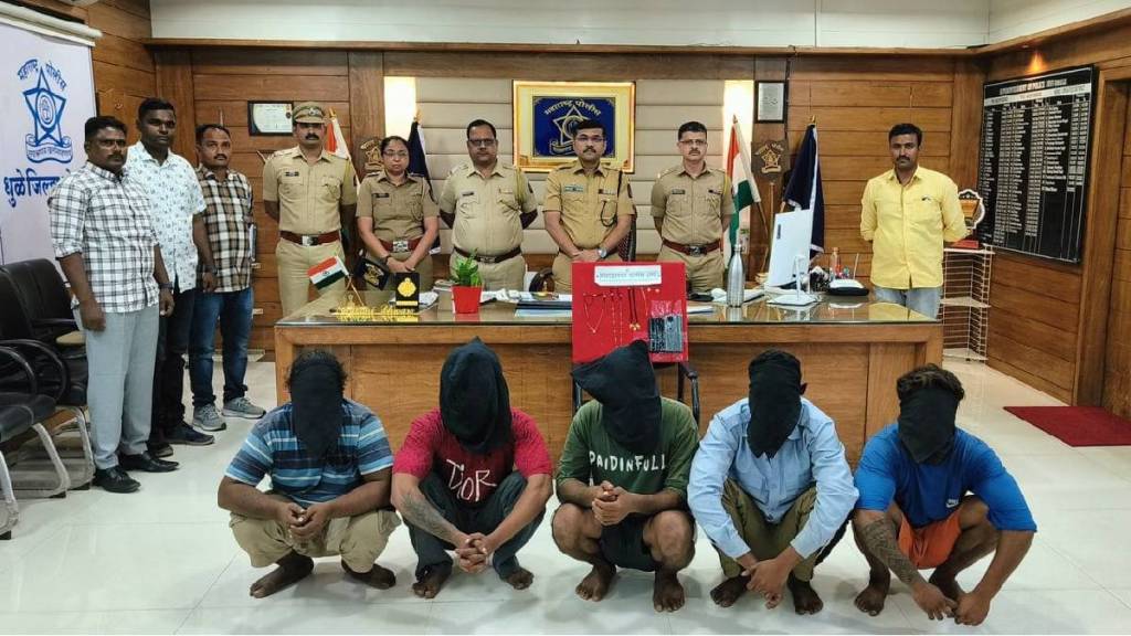 Mohadi police in Dhule arrested five robbers who were robbing the road by dressing up as sadhus