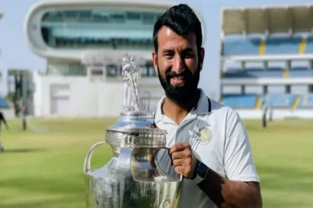 आठ हंगामात चार अंतिम सामन्यात खेळल्यानंतर चेतेश्वर पुजाराने २०२० मध्ये सौराष्ट्र संघाकडून रणजी ट्रॉफी जिंकली तेव्हा त्याच्यावर शुभेच्छांचा वर्षाव झाला होता. (PC : TIEPL)