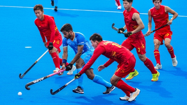 तर, बेनहाईने पेनल्टी कॉर्नरवर आणखी एक गोल करून चीनचं पुनरागमन केलं आणि शेवटच्या क्वार्टरपूर्वी दोन्ही संघांची बरोबरी साधली. (Photo Source: PTI)