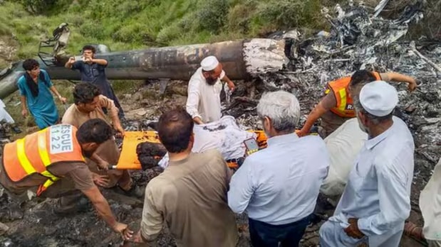 अडकलेल्या लोकांपर्यंत पोहोचण्यासाठी हेलिकॉप्टर, बोटी आणि आपत्कालीन पथकांनी भीषण परिस्थिती आणि धोकादायक प्रवाहांचा सामना केला. पाकिस्तानमध्ये आज हवामानाच्या तीव्र परिस्थितीमुळे मदत साहित्य घेऊन जाणारे एक बचाव हेलिकॉप्टर कोसळले, ज्यामध्ये ५ क्रू मेंबर्सचा मृत्यू झाला. (Photo Source: Associated Press)