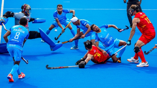शेवटच्या क्वार्टरमध्ये भारताचा मनप्रीत सिंग गोल वाचवण्यासाठी चीनच्या झांग झियाओजिया आणि इतरांबरोबर एकटाच भिडला. त्याच्या एका डाइव्हमुळे मैदानावर गोंधळ उडाला होता. (Photo Source: PTI)