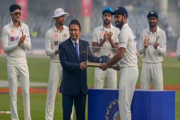 चेतेश्वर पुजाराच्या योगदानाचे चाहते असलेले माजी भारतीय कर्णधार आणि महान क्रिकेटपटू सुनील गावस्कर यांनी त्याच्या १०० व्या कसोटी सामन्याच्या स्मरणार्थ त्याला एक खास टोपी भेट दिली होती. (PC: AP)
