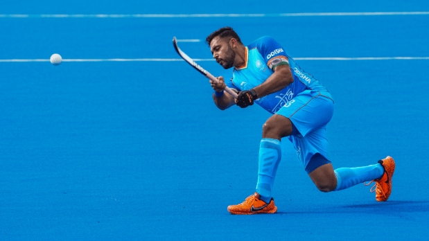 खेळाच्या शेवटच्या क्षणी भारतीय कर्णधाराने पुन्हा एकदा राष्ट्रीय संघासाठी गोल केला आणि तिसऱ्या पेनल्टी कॉर्नरवर गोल करून भारताला निर्णायक आघाडी मिळवून दिली. (Photo Source: PTI)