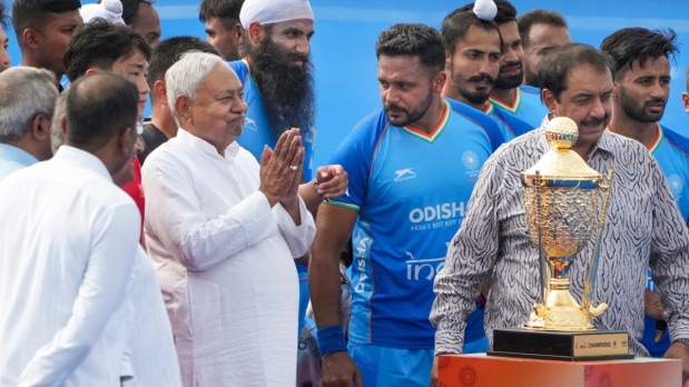 शुक्रवारी बिहारमधील राजगीर येथे भारत आणि चीन यांच्यातील पुरुष हॉकी आशिया कप २०२५ सामन्यापूर्वी बिहारचे मुख्यमंत्री नितीश कुमार यांनी भारताचा कर्णधार हरमनप्रीत सिंग, जर्मनप्रीत सिंग आणि इतरांना शुभेच्छा दिल्या.(Photo Source: PTI)