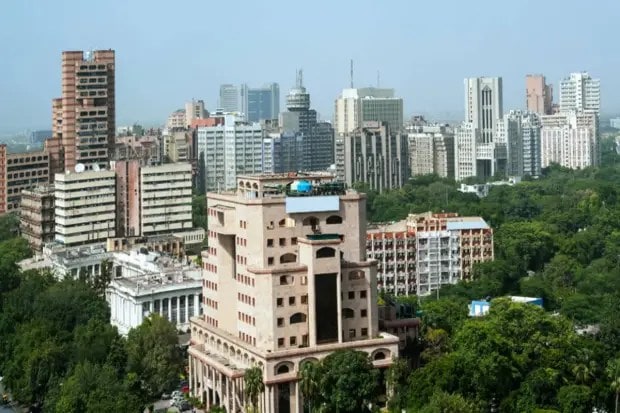 भारताची राजधानी दिल्लीने ३.९ टक्क्यांच्या वाढीसह १५ वा क्रमांक पटकवला आहे. ज्यामुळे देशाच्या गृहनिर्माण क्षेत्राला आणखी बळकटी मिळाली आहे. (Photo source: Canva)