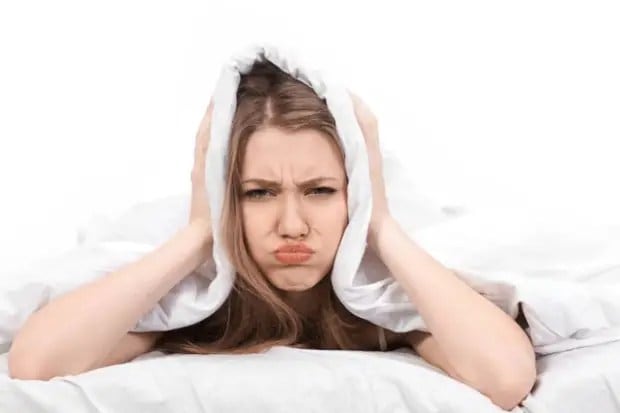 झोपेचा पॅटर्न योग्य नसणे: झोपेचा अभाव इन्सुलिनच्या कार्यावर परिणाम करू शकतो आणि यामुळे जास्त साखर आणि जास्त कार्बयुक्त पदार्थ खाण्याची भूक वाढवू शकतो. (छायाचित्र स्रोत: कॅनव्हा)