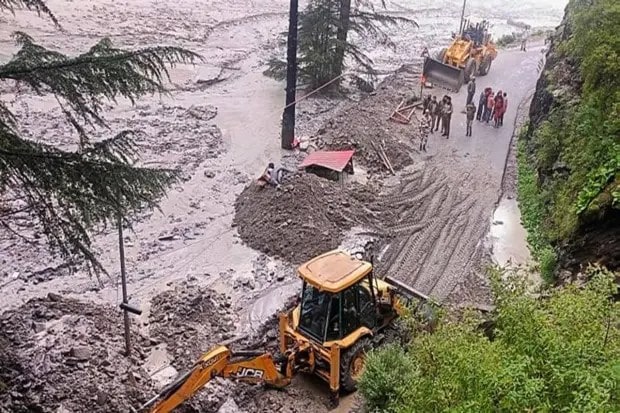 सुभाष चंद्र सेमवाल या प्रत्यक्षदर्शीने सांगितले की, ''आम्ही घाबरलो होतो आणि लोकांना पळून जाण्यासाठी ओरडलो, शिट्ट्या वाजवल्या.'' दगड आणि पाण्याचा आवाज ऐकून तो त्याच्या कुटुंबासह पळून गेला. (Photo - PTI)