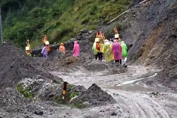 धारली येथील अचानक आलेल्या पुरात सुमारे ६०-७० लोक अडकले आहेत. ताज्या माहितीनुसार, आतापर्यंत चार जणांचा मृत्यू झाला आहे. गावाचे मोठे नुकसान झाले आहे आणि पुराचे पाणी घरांमध्ये आणि बाजारपेठांमध्ये शिरले आहे. (Photo - PTI)