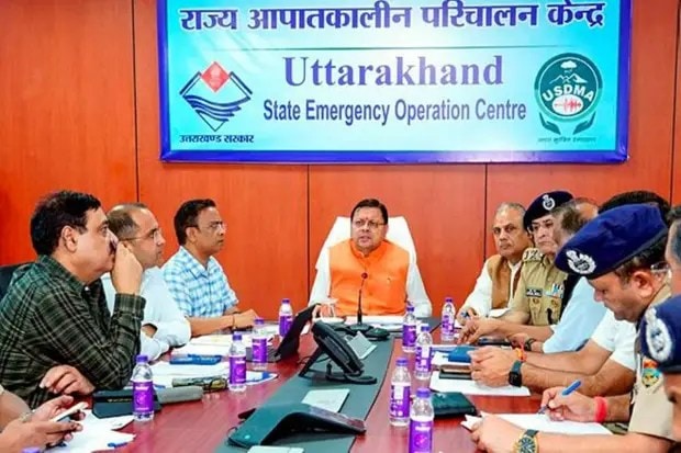 मुख्यमंत्री पुष्कर सिंह धामी बचाव कार्यांशी संबंधित बैठकीचे नेतृत्व करत आहेत. हवामान स्वच्छ झाल्यानंतर हवाई मार्गाने मदत पोहोचवण्यासाठी चिनूक आणि एमआय-१७ हेलिकॉप्टर सज्ज ठेवण्यात आले आहेत. (Photo - PTI)