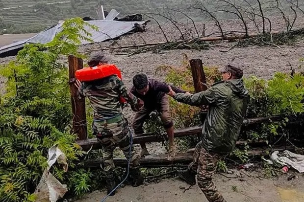 एसडीआरएफची पथके बचाव मोहिमेत ड्रोन, कॅमेरे आणि कटरचा वापर करत आहेत. रस्ते अजूनही बंद आहेत आणि वीज, मोबाईल नेटवर्कवर परिणाम झाला आहे. (Photo - PTI)