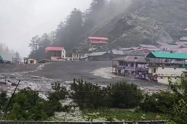 एका व्हिडिओमध्ये, इमारती कोसळत असताना दिसत आहे. अनेकजण रडताना दिसत आहेत. (Photo - PTI)