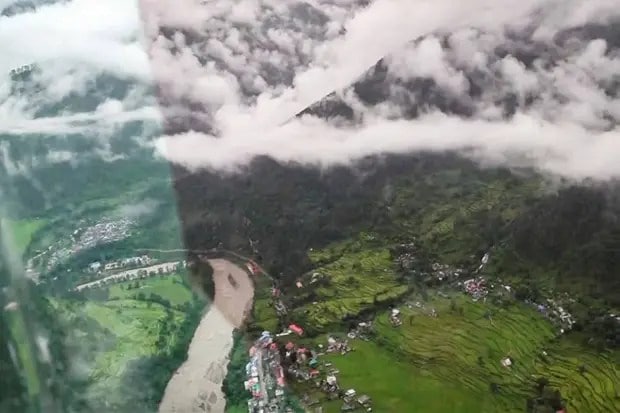 सेमवाल यांनी धारलीच्या हॉटेलमधून पळून जाण्याचा प्रयत्न करणाऱ्या लोकांना पुराच्या पाण्याने कसे वेढले याची आठवण सांगितली. 