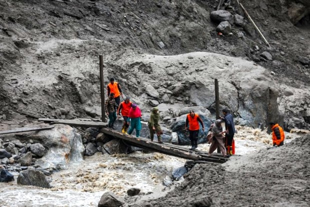 जम्मू आणि काश्मीरमधील किश्तवाड जिल्ह्यात ढगफुटी झाल्यानंतर बचावकार्य सुरू असतानाचे एक छायाचित्र. (फोटो पीटीआय)