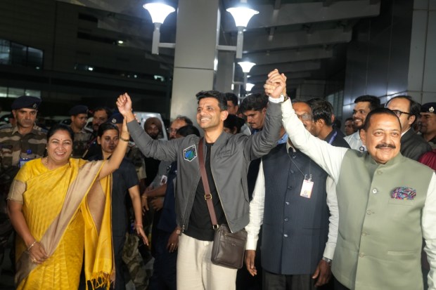 आयएसएसमध्ये १८ दिवसांच्या वास्तव्यादरम्यान, शुभांशू शुक्ला यांनी जुलैच्या मध्यात पृथ्वीवर परतण्यापूर्वी वैज्ञानिक प्रयोग केले आणि आंतरराष्ट्रीय सहकार्यात भाग घेतला. अमेरिका, पोलंड आणि हंगेरीच्या अंतराळवीरांसोबत काम करताना, त्यांनी ३१ देशांच्या वतीने ६० प्रयोग केले. या मोहिमेसह, १९८४ मध्ये राकेश शर्मा यांच्या ऐतिहासिक प्रवासानंतर शुक्ला अंतराळात जाणारे दुसरे भारतीय बनले. (Photo - PTI)