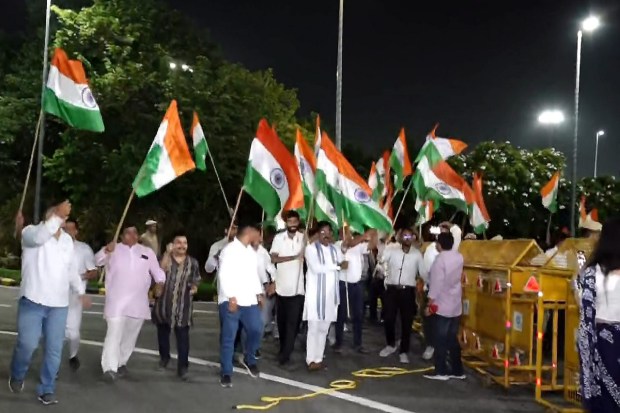 नवी दिल्लीतील इंदिरा गांधी आंतरराष्ट्रीय (IGI) विमानतळावर अंतराळवीर शुभांशू शुक्ला यांचे आगमन होण्यापूर्वी त्यांचे स्वागत करण्यासाठी लोक भारतीय राष्ट्रध्वज फडकावत होते. अ‍ॅक्सिओम-४ मोहिमेचा भाग म्हणून आंतरराष्ट्रीय अंतराळ स्थानकाला (ISS) भेट दिल्यानंतर शुक्ला भारतात परतत आहेत. (Photo - PTI)