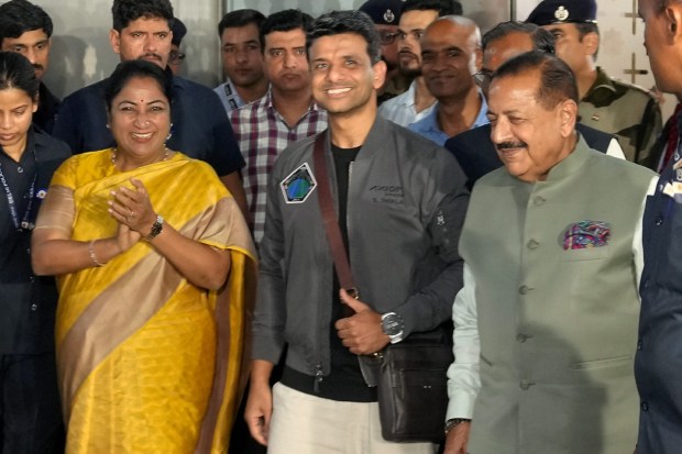 शुभांशू शुक्ला यांनी २५ जून रोजी अ‍ॅक्सिओम-४ मोहिमेचा भाग म्हणून आयएसएसकडे प्रवास सुरू केला. शुक्लांसह क्रूला घेऊन जाणारे स्पेसएक्स फाल्कन रॉकेट फ्लोरिडा येथील नासाच्या केनेडी स्पेस सेंटरवरून उड्डाण केले आणि २६ जून रोजी आयएसएसशी यशस्वीरित्या जोडले गेले. (Photo - PTI)