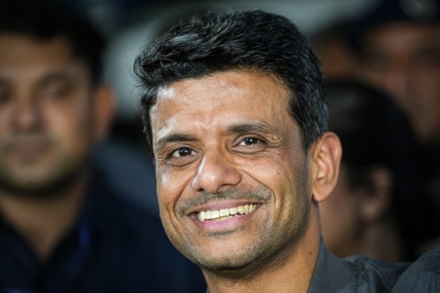 जून-जुलैमध्ये आंतरराष्ट्रीय अंतराळ स्थानकावर (ISS) दोन आठवड्यांचे मिशन पूर्ण केल्यानंतर भारतीय हवाई दलाचे (IAF) ग्रुप कॅप्टन शुभांशू शुक्ला रविवारी सकाळी नवी दिल्लीला परतले. केंद्रीय राज्यमंत्री जितेंद्र सिंह आणि दिल्लीच्या मुख्यमंत्री रेखा गुप्ता यांनी त्यांचे स्वागत केले. त्यानंतर, शुक्ला पंतप्रधान नरेंद्र मोदींना भेटून त्यांचे मूळ गाव लखनऊला रवाना होतील (Photo - PTI)