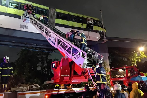 मुंबईतील चेंबूरमधील दोन स्थानकांदरम्यान मोनोरेल बिघडली, ज्यामुळे २०० हून अधिक प्रवासी जवळजवळ तीन तास अडकून पडले. हवेतच वीज कोसळल्याने ट्रेन थांबली. महा मुंबई मेट्रो ऑपरेशन कॉर्पोरेशन लिमिटेडने बिघाड झाल्याची पुष्टी केली, तर एमएमआरडीएने लिफ्ट आणि अग्निशमन दलाचा वापर करून प्रवाशांना सुरक्षितपणे खाली आणण्यासाठी बचाव पथके तैनात केली. (एक्सप्रेस फोटो)