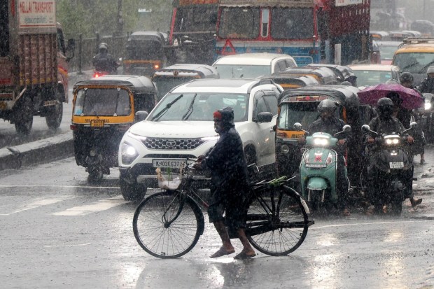 मुंबई आणि त्यापलीकडे, या हंगामातील मुसळधार पावसाने भारताच्या आर्थिक राजधानीतील पायाभूत सुविधा, कृषी व्यवस्था आणि आपत्ती तयारी यंत्रणेची असुरक्षितता पुन्हा एकदा उघडकीस आणली आहे. (एक्सप्रेस फोटो) हेही पाहा- इंडिया आघाडीचे उपराष्ट्रपतीपदाचे उमेदवार सुदर्शन रेड्डी यांचं शिक्षण किती? त्यांच्या कारकीर्दीबद्दल जाणून घ्या….