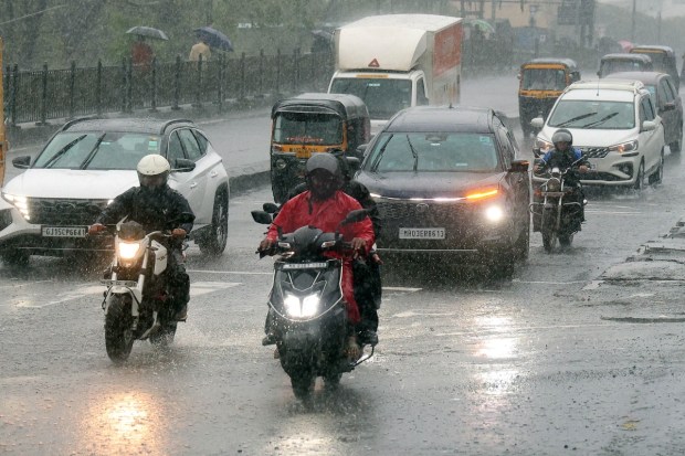 कापणीच्या महत्त्वाच्या हंगामापूर्वीच अनेक शेतकऱ्यांना मोठ्या प्रमाणात नुकसान होण्याची भीती आहे. सरकारने सर्वाधिक नुकसान झालेल्या भागातील रहिवाशांना सुरक्षित आश्रयस्थानांमध्ये स्थलांतरित करण्यास सुरुवात केली आहे, परंतु अचानक येणाऱ्या मुसळधार पावसासाठी तयार नसलेल्या स्थानिकांमध्ये घबराट वाढत आहे. (एक्सप्रेस फोटो)