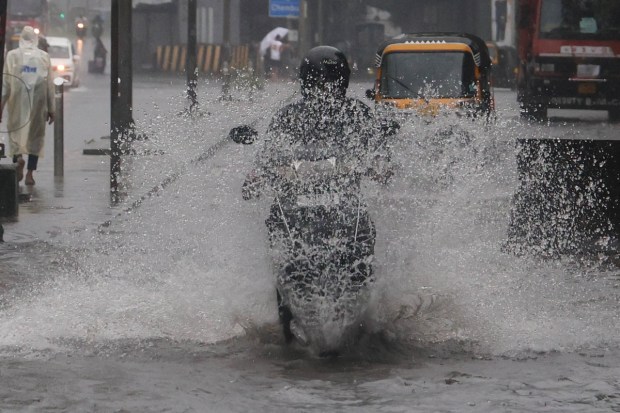 बीड, मुंबई आणि नांदेडमध्ये मृत्यूंची नोंद झाल्यानंतर घाट भागात रेड अलर्ट जारी करण्यात आला आहे. महाराष्ट्र आपत्ती व्यवस्थापन विभागाच्या मते, मुसळधार पाऊस आणि पूरस्थितीमुळे राज्यात सहा जणांचा मृत्यू झाला आहे. अनेक गावकऱ्यांना स्थलांतरित करण्यात आले आहे आणि अनेक रहिवाशांना सुरक्षिततेसाठी मदत आश्रयस्थानांमध्ये हलवण्यात आले आहे. (एक्सप्रेस फोटो)