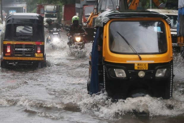 मुंबईच्या पलीकडे, १८ ऑगस्ट रोजी नांदेडमध्ये मुसळधार पाऊस आणि अचानक ढगफुटी झाल्यामुळे पूरसदृश परिस्थिती निर्माण झाली, ज्यामुळे डोंगराळ भागात परिस्थिती आणखी बिकट झाली. या आपत्तीमुळे पाच जण बेपत्ता झाले आहेत तर राज्य आपत्ती प्रतिसाद दलाने (SDRF) प्रभावित भागात अडकलेल्या ३०० हून अधिक लोकांना वाचवले आहे. (एक्सप्रेस फोटो)
