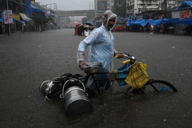 मुंबईत अति मुसळधार पावसाचा अंदाज आहे. तथापि, ठाणे, हिंदमाता, वरळी आणि अंधेरीसारख्या अनेक भागात कंबरेइतके पाणी साचले आहे. (एक्सप्रेस फोटो)