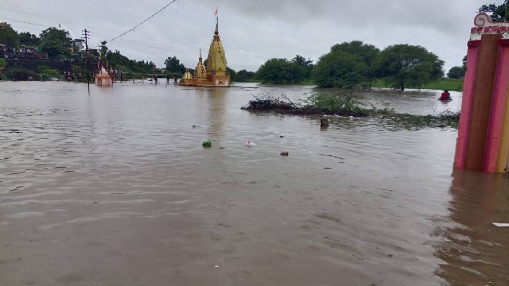 Man trapped in flood in Mehkar taluka refuses to leave his pets buldhana