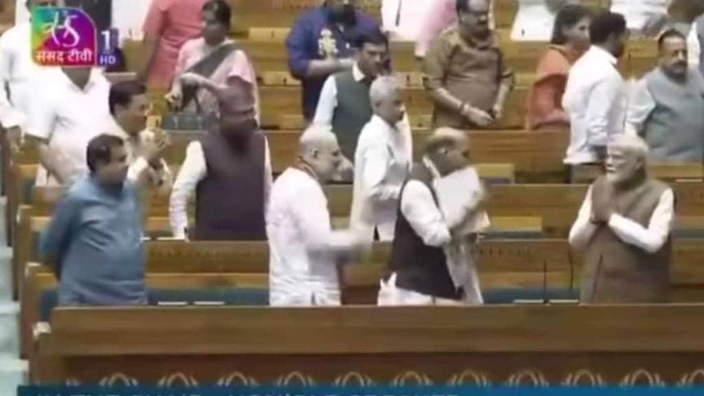 मोदींच्या दीड तासाच्या भाषणानंतर ते सभागृहातून जात असताना नितीन गडकरी उभे झाले, परंतु त्यांना अभिवादन करताना दिसले नाही. 