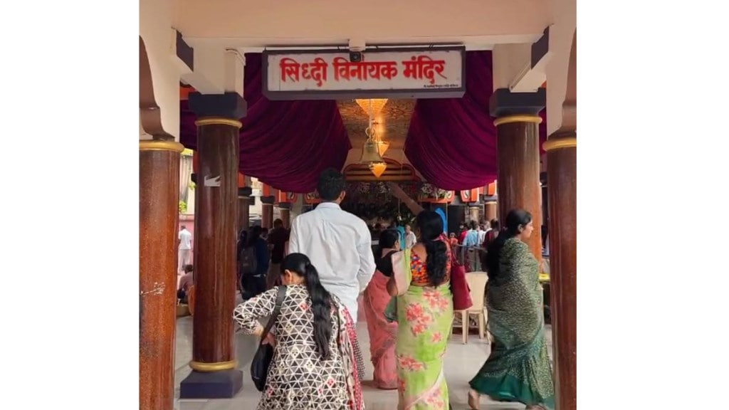 devotees throng thane temples for ganpati darshan