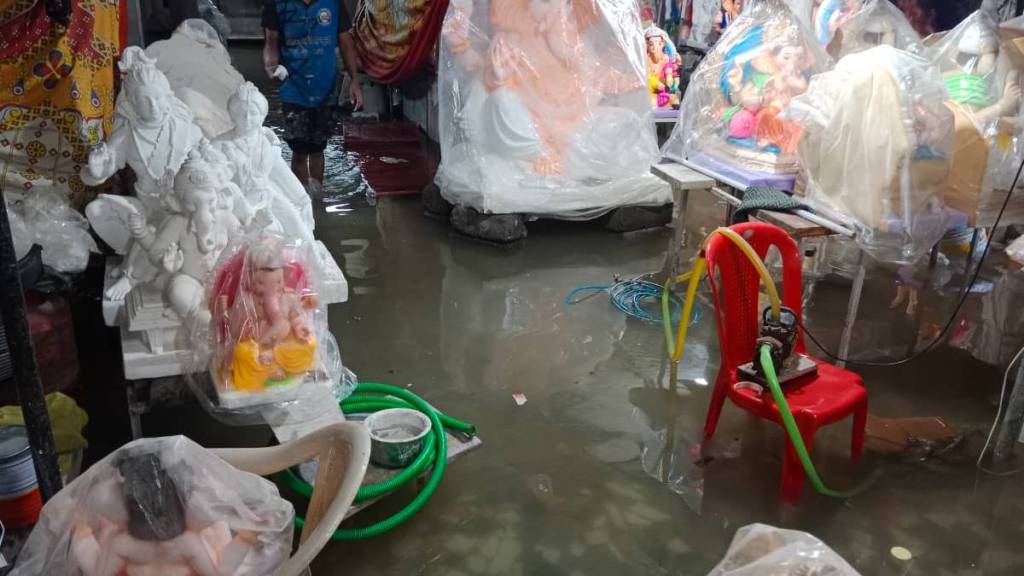 Ganeshotsav 2025, Thane Rain: आठ दिसांवर गणेशोत्सव…अन् पावसामुळे गणेशमूर्तींचे नुकसान ( फोटो सौजन्य : सचिन देशमाने ) 