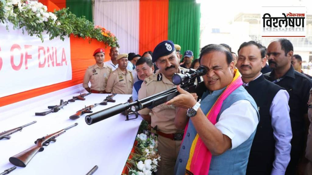 आसामचे मुख्यमंत्री हिमंता बिस्वा सरमा बंदूकीचे प्रात्यक्षिक घेताना (छायाचित्र X@himantabiswa)