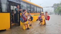 Mumbai Heavy Rain Alert शाळेची बस साचलेल्या पाण्यात अडकली मुंबई पोलिसांकडून माणुसकीचे दर्शन