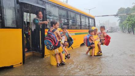 mumbai police save school students from waterlogged bus