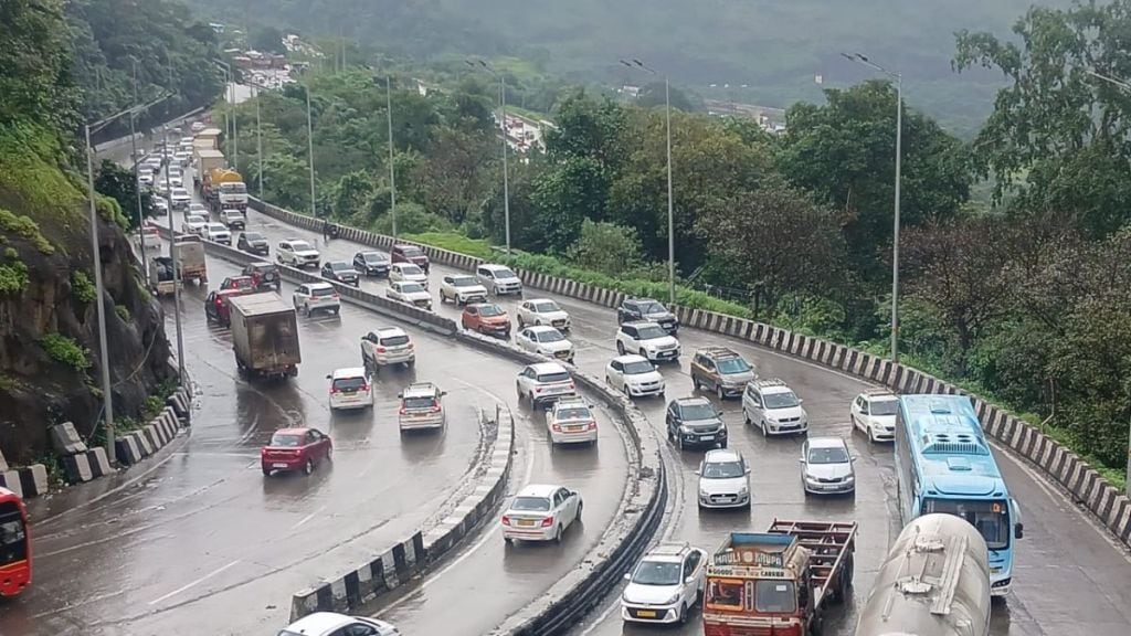 raigad administration ban on heavy vehicles in borghat section of Mumbai pune highway