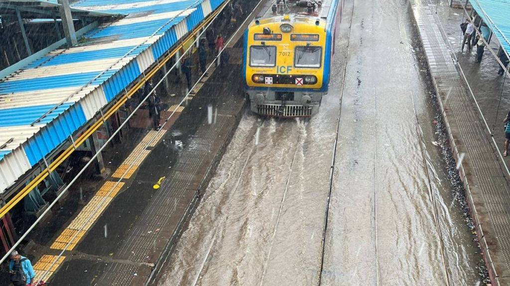 Thane CSMT train service closed due to heavy rain