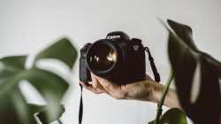 World Photography day 2025 : अंधाऱ्या खोल्यांपासून स्मार्टफोनपर्यंत कॅमेऱ्याची उत्क्रांती कशी झाली?